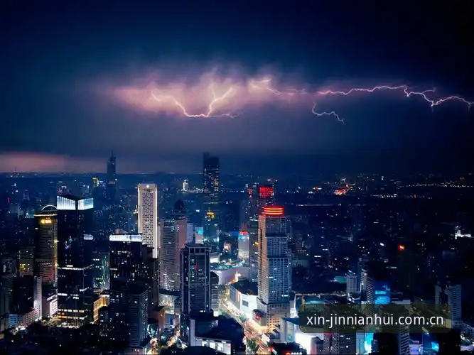 雷暴中断的两个小时，比比分本身更值得讨论。一场上半场结束在41分钟的比赛，下半场重新开球却是北京时间8点整，中间跨越了2小时11分钟。法国3比0伊拉克，世界杯I组第二轮，姆巴佩梅开二度，登贝莱锁定胜局。数据上法国控球56%、射门19比4、预期进球2.38比0.60，但现场真正让人记住的，不是你追我赶的攻防，而是费城体育场上空那道迟迟不肯散去的闪电警示。
